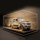 Коллекционная модель автомобиля Mercedes-Benz G63 Brabus 800 White 1:24 на пьедестале - изображение 2