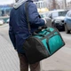 Дорожная сумка biz черно-зеленая тканевая для тренировок и поездок на 60 литров - изображение 13