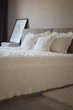 Покрывало Embrace Соул молочное с рюшами для двуспальной кровати 260х260 см 93524287 - изображение 3
