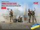 Збірна модель 1/35 фігури жінки-військовослужбовці ЗСУ "FPV - Дрон" ICM 35755 - зображення 1