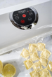Вакуумный упаковщик для дома Adler AD 4503 Белый домашний электрический вакууматор для продуктов на 130 Вт с контейнером для пленки рулон 3 м - изображение 6
