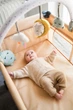 Манеж ліжко дитяче MoMi BELOVE PLUS Beige з пеленатором дугою з іграшками та матрацом для новонарожених - зображення 3