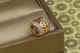 Кулон шарм Xuping Jewelry ажурный узор с родием и фианитами по бокам 8 мм золотистый - изображение 1