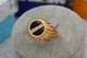 Печатка Xuping Jewelry круглая черная по диагонали вставка из камней 18 р золотистая - изображение 3