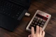 Клавіатура бездротова 8BitDo Retro 18 Mechanical Numpad з дисплеєм C64 Edition - зображення 5