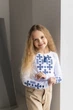 Вышитая футболка с длинным рукавом для девочки с геометрическим орнаментом «Звездное сияние (синяя)» 146 - изображение 1