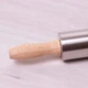 Скалка Kamille 38 см из нержавеющей стали с деревянными ручками и вращающимся валиком - изображение 3