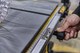 Професійна пила настільна мережева DeWALT DWE7492 : 2000 Вт, диск 250 мм - зображення 9