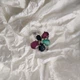 Срібна каблучка з натуральним сапфіром 1.917ct, смарагдом, рубіном, вага виробу 4,3 гр (2182405) - зображення 3