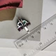 Срібна каблучка з натуральним сапфіром 1.917ct, смарагдом, рубіном, вага виробу 4,3 гр (2182405) - зображення 4