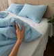 Комплект из премиального 4-х слойного муслина LavSon Полутораспальный 150х220 Голубой с простыней на резинке 90х200х25 ранфорс Белый - изображение 2