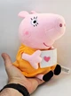 Плюшевая игрушка Мама Свинка Пеппа 25 см в оранжевом платье с книгой Peppa из семьи Пеппа Розовая - изображение 2