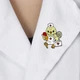 Значок (пін) BROCHE брошка біжутерія Медицина Ветеринар Курча з медичною сумкою BRGV114870 - зображення 3