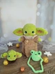 Вязаная мягкая плюшевая игрушка амигуруми звездные воины "Йода" с сумочкой жабка, в подарок брелок, оливковый, бежевый, 22 см, ручная работа - изображение 6