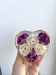 Подарочный набор с розами из мыла Leluno розы из мыла в корзинке в виде сердца из 6 штук 10.5*10.5*6 см Бело-Фиолетовый - изображение 6