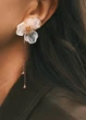 Серьги женские с белым полупрозрачным цветком и подвесками капельками Fashion Jewelry Золотистые 16564 - изображение 2