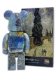 Статуетка Bearbrick x Van Gogh x Country Road in Provence by Night 400% 28 см Medicom Toy Дорога з кипарисом - зображення 2