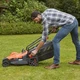 Газонокосарка електрична BLACK+DECKER,1800 Вт, ширина косіння 42 см, висота косіння 20-70 мм, травозбірник 50 л, вага 17.5 кг - зображення 4