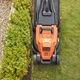 Газонокосарка електрична BLACK+DECKER,1800 Вт, ширина косіння 42 см, висота косіння 20-70 мм, травозбірник 50 л, вага 17.5 кг - зображення 5