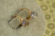 Сережки дитячі Xuping Jewelry Сваровські хамелеон багатогранність із зеленими каменями 1 см золотисті - зображення 3
