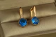 Сережки Xuping Jewelry велична простота з блакитним каменем 2.3 см золотисті - зображення 2