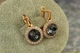 Серьги Xuping Jewelry Сваровски Романс с черными камнями 2 см золотистые - изображение 1