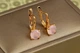 Сережки Xuping Jewelry солістка імітація рожевого кварцу 1,7 см золотисті - зображення 2