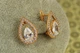 Сережки Xuping Jewelry Капля з білим каменем в окантовці 1,8 см золотисті - зображення 1