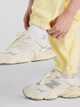 Spodnie dresowe damskie luźne New Balance Nb Athletics WP41513 XS Żółte (197967310010) - obraz 9