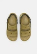 Чоловічі сандалії Crocs Classic Sandal All-Terrain Aloe (40-41, оливковий) - зображення 8