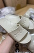Жіночі шльопанці Crocs Slide Sandal Bone (36-37, бежевий) - изображение 3