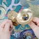 Тибетские звуковые тингша - тарелочки для медитации Klingeln колокольчики - караталы для йоги / буддизма / звуковой терапии, 2 шт, 6.4х2 см, золотистый (106963067) - изображение 4