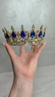 Корона на торт, аксесуар для волосся d 12.5см золота з синіми камінцями - зображення 5