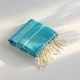 Полотенце пляжное большое 100×180 см турецкое Peshtemal Turquoise натуральное хлопковое банное для пляжа моря бассейна сауны спа хамама бани парео покрывало коврик для шезлонга лежака отдыха путешествий компактное с бахромой на подарок бирюзовое - изображение 5