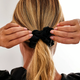 Gumka do włosów Philip B. Smooth Scrunchies czarna 1 szt (850014170585) - obraz 3