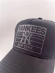 Кепка тракер с резиновым патчем YANKEES NEW YORK XL 59-60 см с сеточкой черная - изображение 2