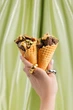 Набір веганських батончиків Fizi Queen Pistachio у шоколадній глазурі 40 г х 10 шт (4820262540931) - зображення 6