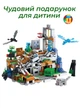 Дитячий конструктор Minecraft Гірська печера гра майнкрафт з LED підсвіткою ігровий набір з кубиків блоків фігурок тварин 587 деталей з печерою деревами лавою водою факелами та аксесуарами розвиваючий подарунок для творчості хлопчиків та дівчаток 66334 - зображення 2