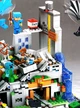 Дитячий конструктор Minecraft Гірська печера гра майнкрафт з LED підсвіткою ігровий набір з кубиків блоків фігурок тварин 587 деталей з печерою деревами лавою водою факелами та аксесуарами розвиваючий подарунок для творчості хлопчиків та дівчаток 66334 - зображення 10