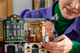 Zestaw klocków LEGO Icons Sherlock Holmes: Book nook, 1359 el. 10351 (5702017824475) - obraz 15
