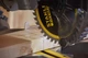 Пила торцовочная аккумуляторная Stanley FatMax 18В (V20) Li-Ion, 4Ач, 3800 об/мин, диск 190 мм. SFMCS701M1 - изображение 7