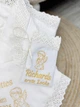 Именная крыжма для младенца Family Tradition + мешочек велюровая махра муслин с вышивкой и кружевом 100х100 белая Божья радость - изображение 5