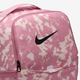 Рюкзак жіночий спортивний тканинний 24л вміщує формат А4 Nike Nk Brsla M Bkpk - 9.5 AOP HJ8244-699 Рожевий (197602784954) - зображення 7