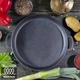 Жаровня Maysternya.Ø 40см, h - 4см чавунна. Вага 5,2кг (400-40) (кришка для казана Майстерня 12/15/18л) - зображення 1