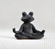 Бетонная статуя йога лягушка в медитации (Графит) GREYMIX Concrete Art - изображение 4