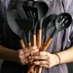 Набор кухонных принадлежностей из силикона и дерева с подставкой Kitchen Set 12 предметов Черный (HA-50) - изображение 7