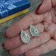 Сережки з цирконами "Алмазні крапельки" у сріблястій оправі упаковані у коробочку (16027) - зображення 5