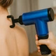 Массажер для тела и мышц аккумуляторный Fascial Gun, беспроводной массажный пистолет с 4 насадками и 6 скоростями, портативный электрический вибромассажер для глубокого массажа спины, шеи, ног, рук Синий, KH-320-Blue - изображение 2