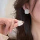 Сережки с белыми перламутровыми цветами Белый (2081) - изображение 5