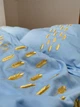 Комплект постільної білизни Cozy небесно-блакитний з вишитими золотими колосками (Сімейний 1) 150*200 см 2 шт, простирадло без резинки 200*240 см - зображення 6